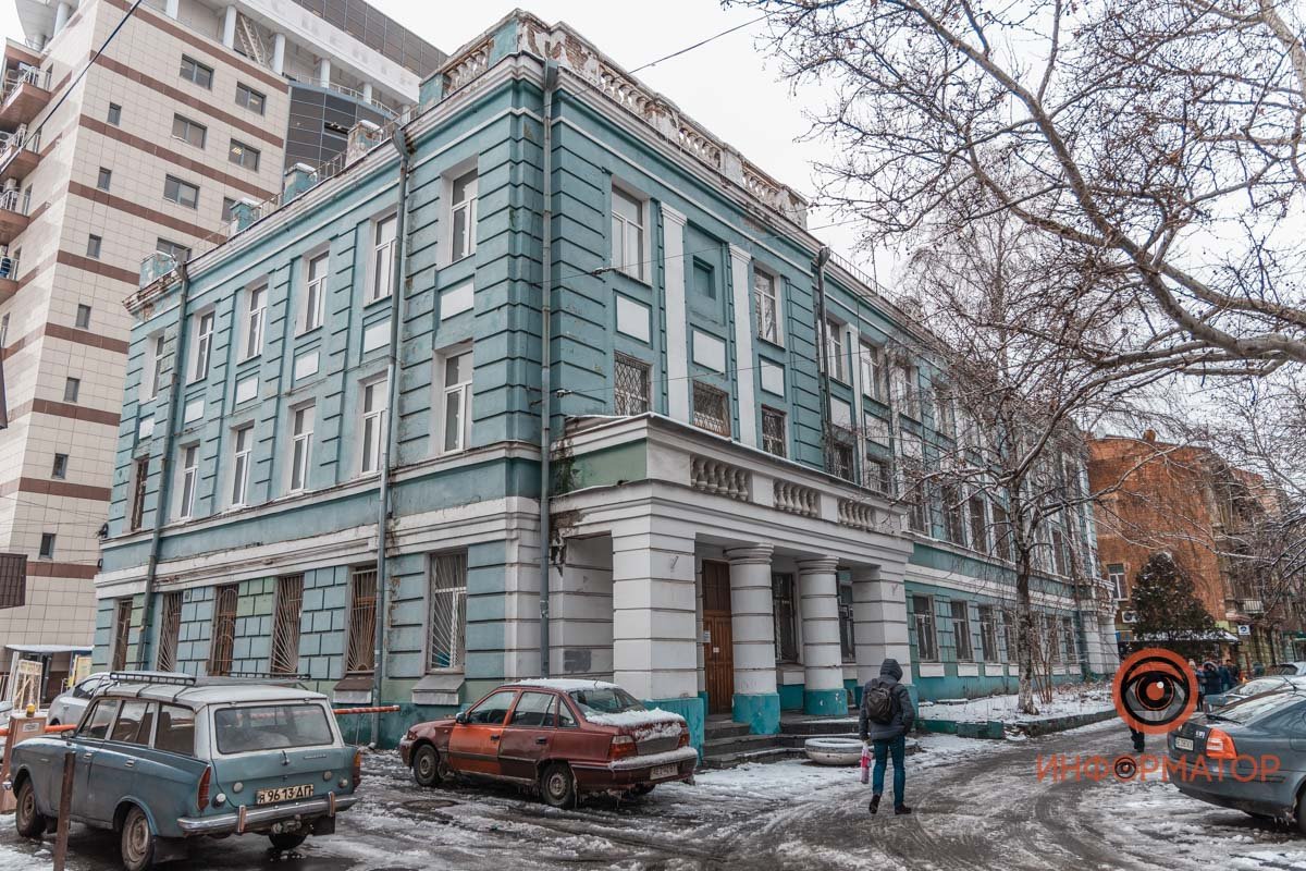 Здание в самом центре  Здание в самом центре