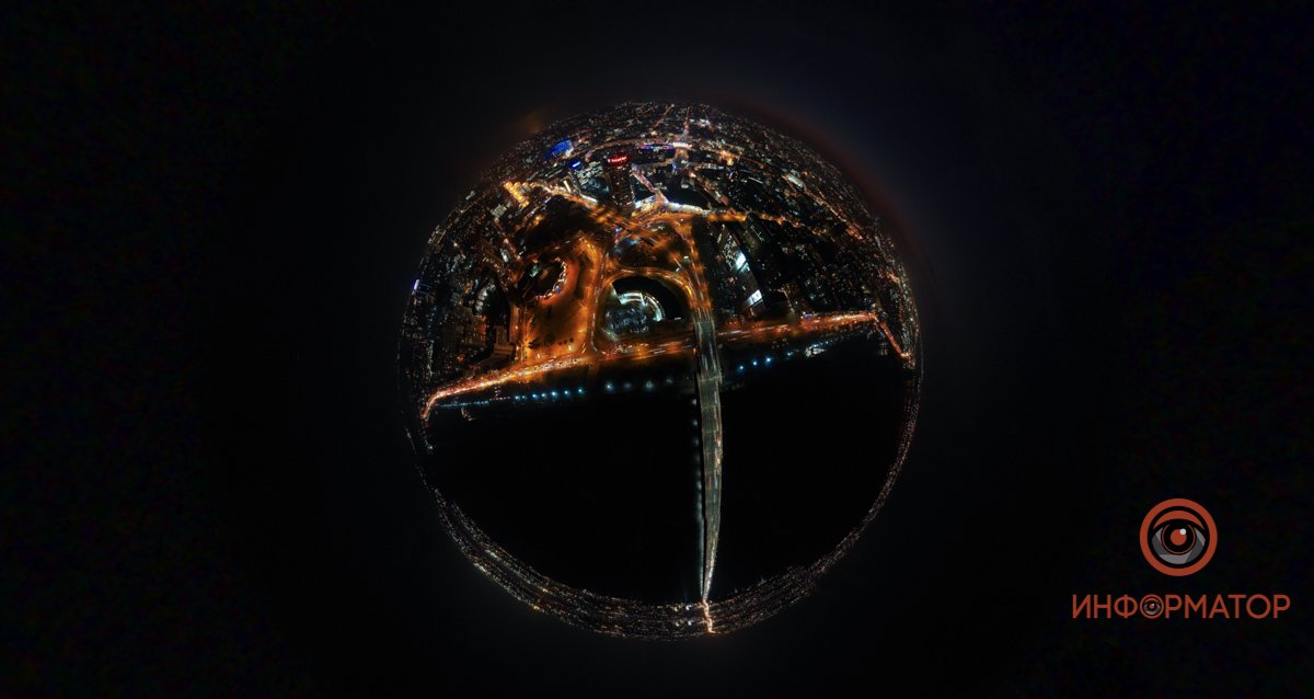 Большой шар, который крутят два гигантских хомяка, чтобы выработать электричество