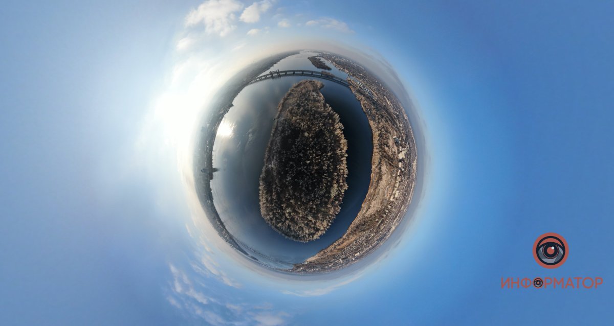 Весь день с неба падал белый холодный дождь. Только он не мокрый, а мягкий. Его еще называют снегом