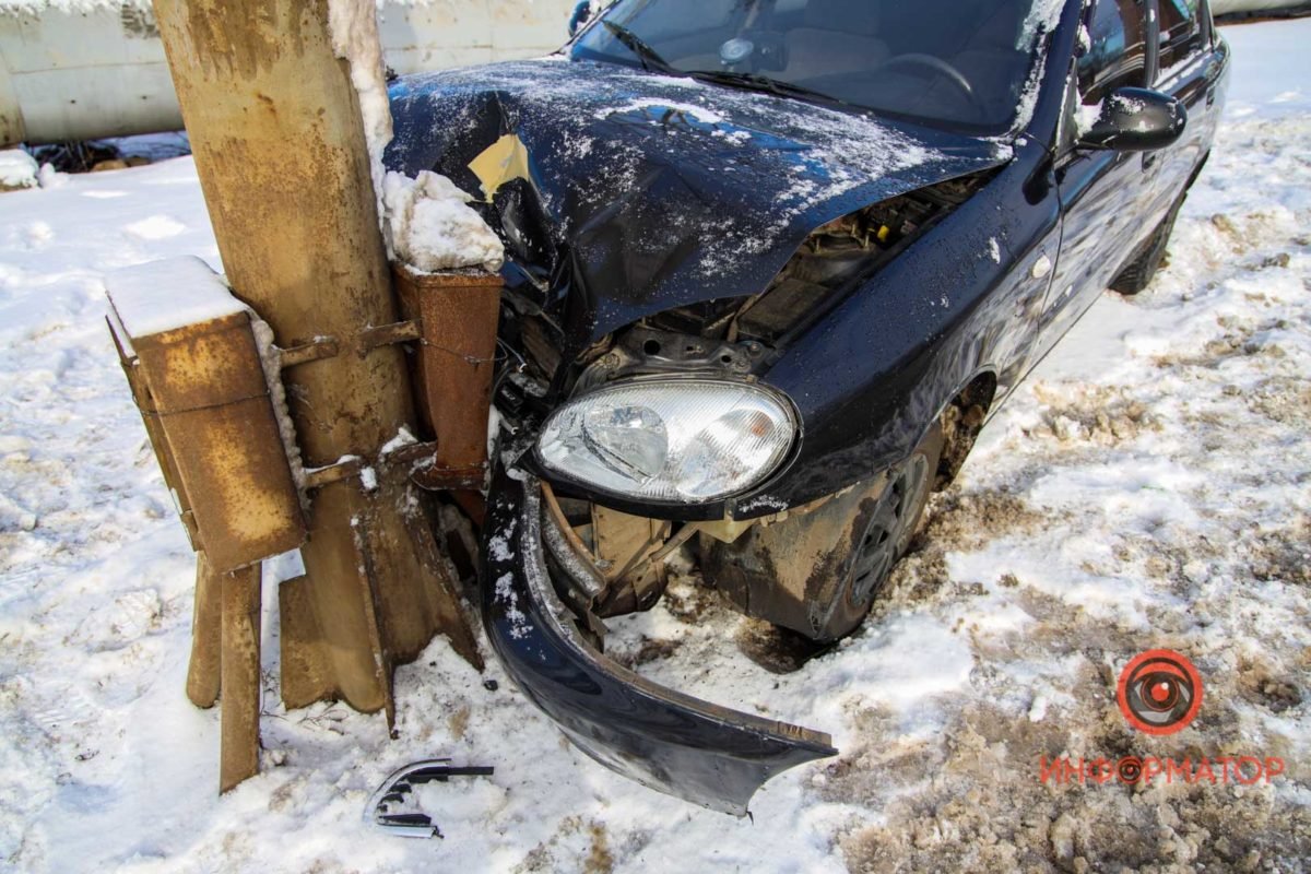 Машина врезалась в столб