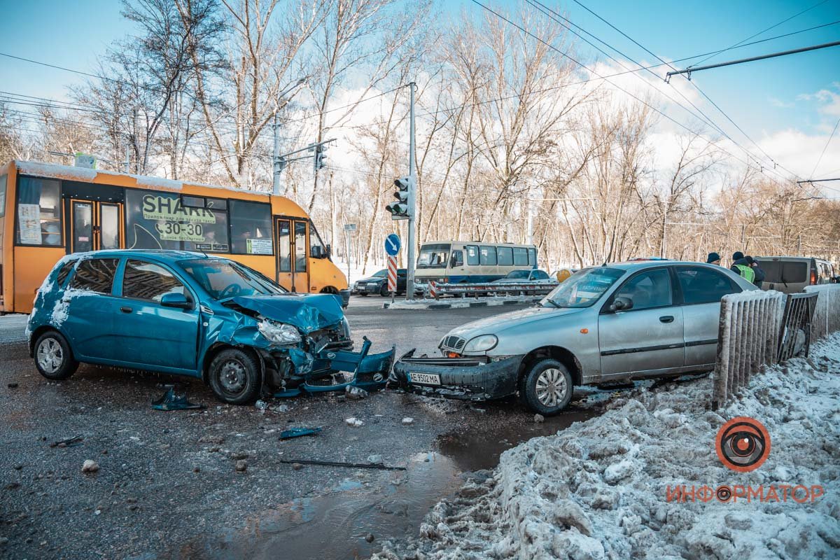 С места аварии четырех пострадавших забрали бригады скорой помощи