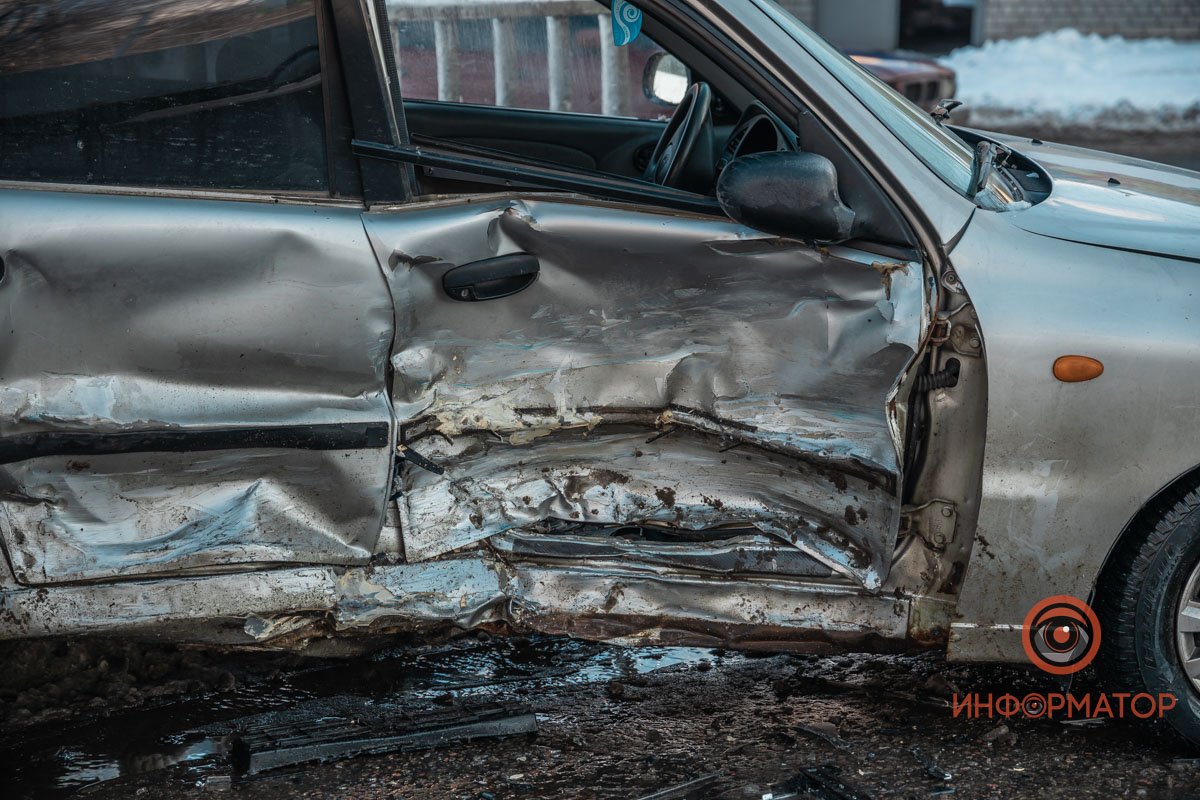 Удар пришелся прямиком в пассажирскую дверь Daewoo