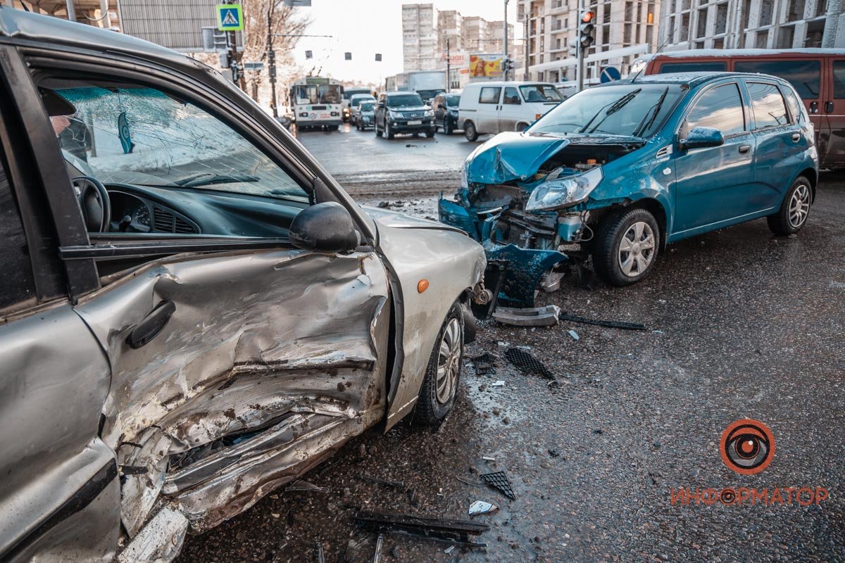Автомобили стоят поперек дороги