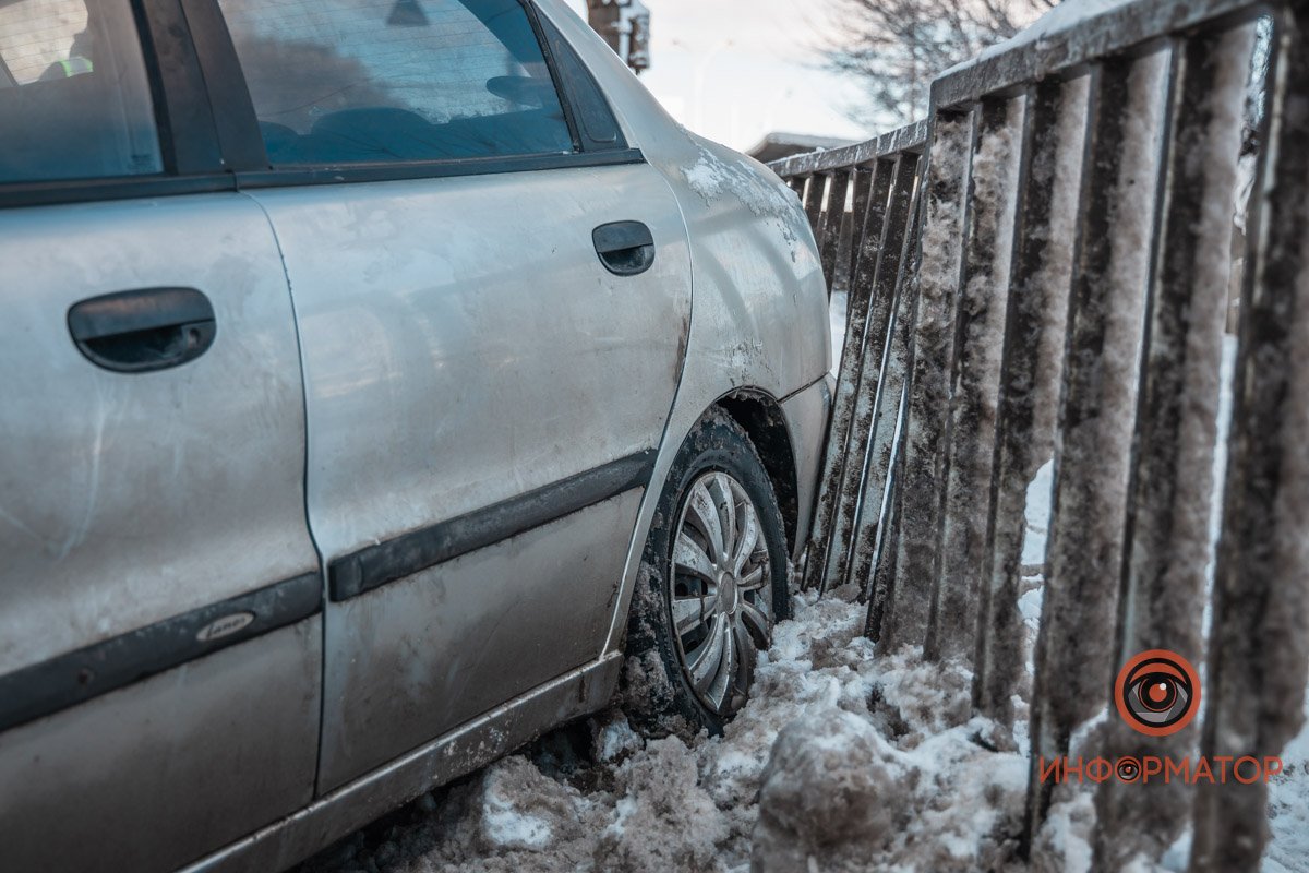 От удара Daewoo развернуло и вынесло на обочину