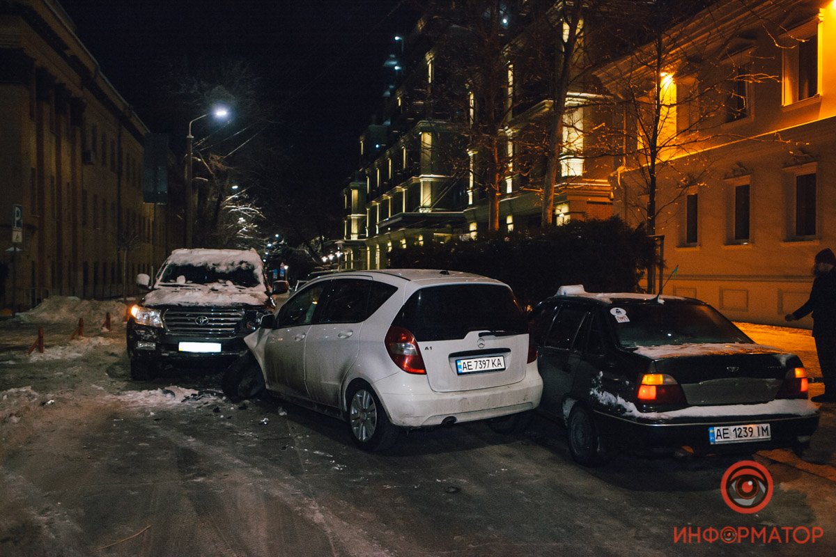 Авария произошла на улице Ефремова напротив Park Hotel Авария произошла на улице Ефремова напротив Park Hotel