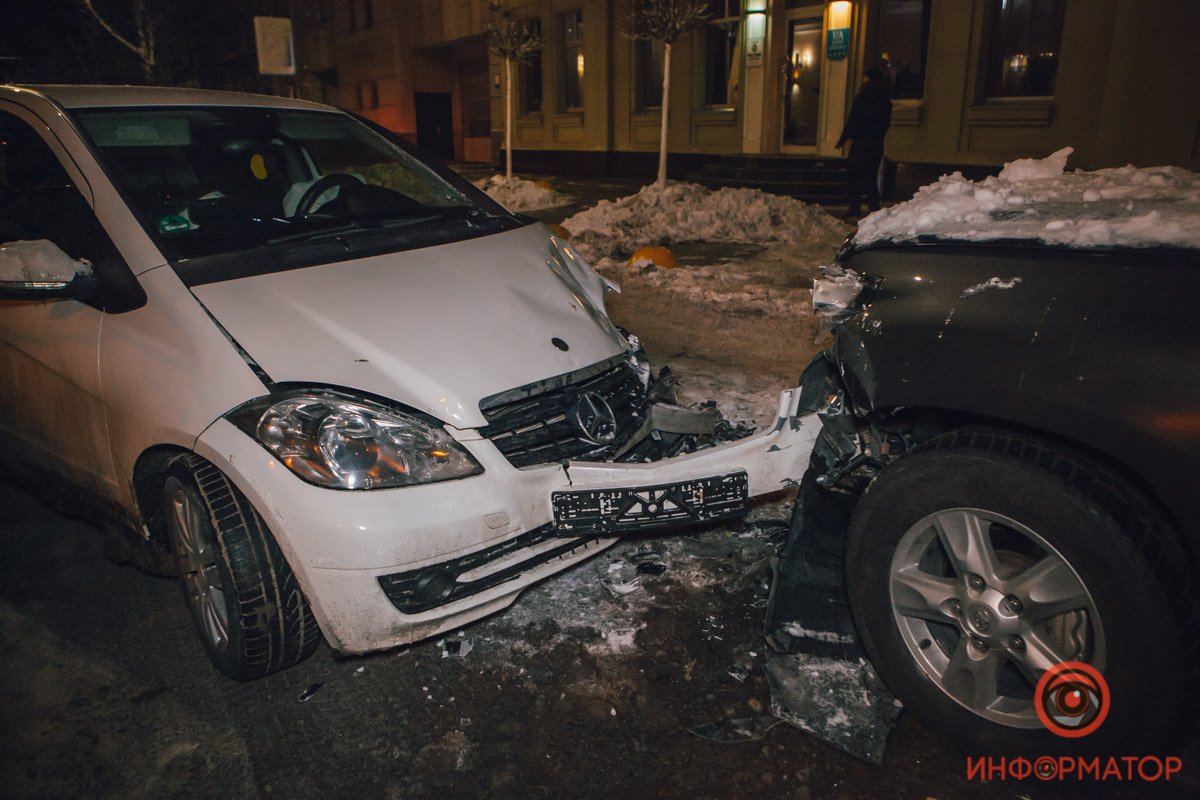 По предварительной информации, Mercedes выехал на "встречку" и столкнулся с Toyota По предварительной информации, Mercedes выехал на "встречку" и столкнулся с Toyota