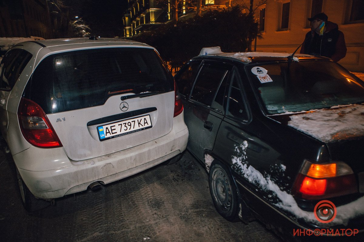 Водитель Mercedes с места аварии скрылась Водитель Mercedes с места аварии скрылась