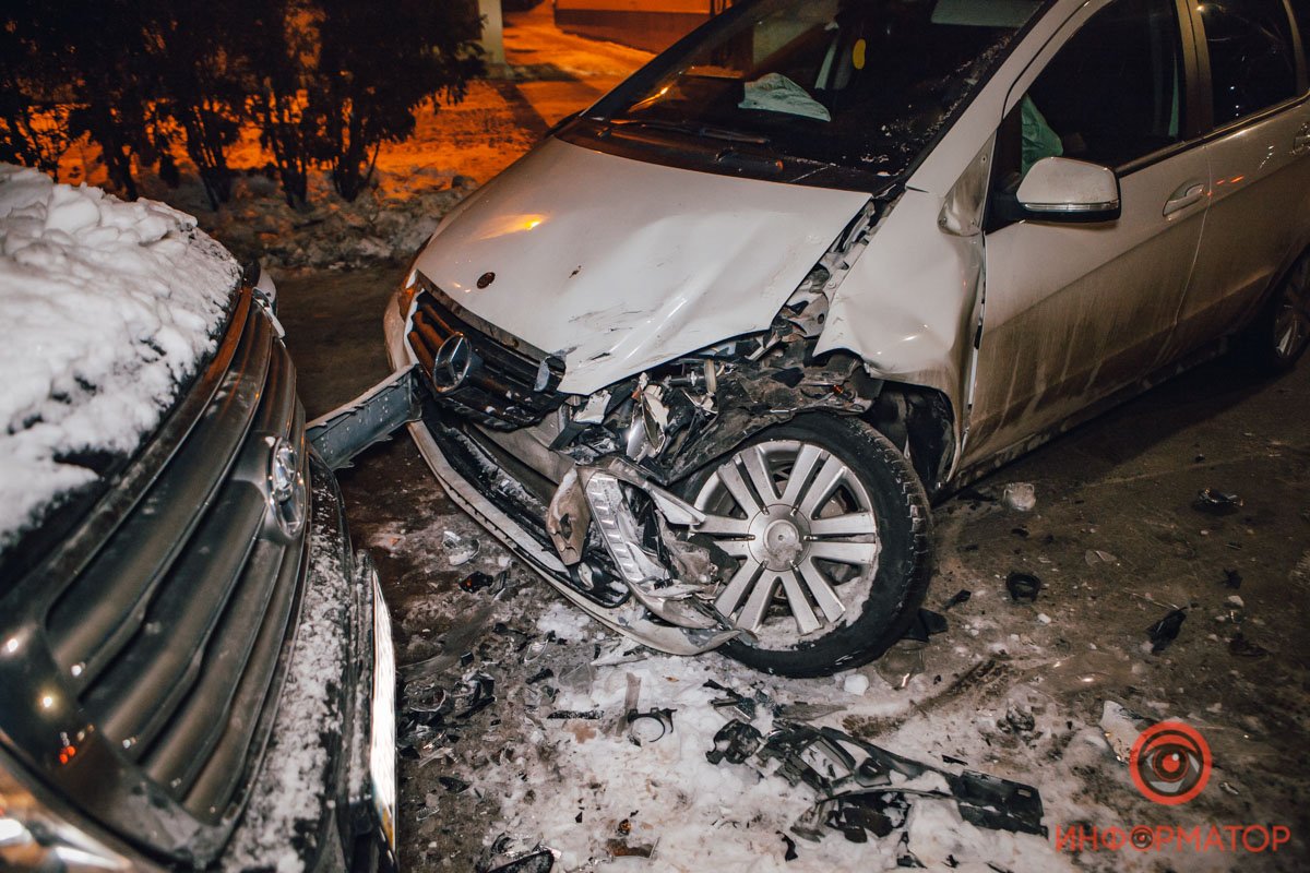 У автомобиля разбиты левые фара и колесо У автомобиля разбиты левые фара и колесо