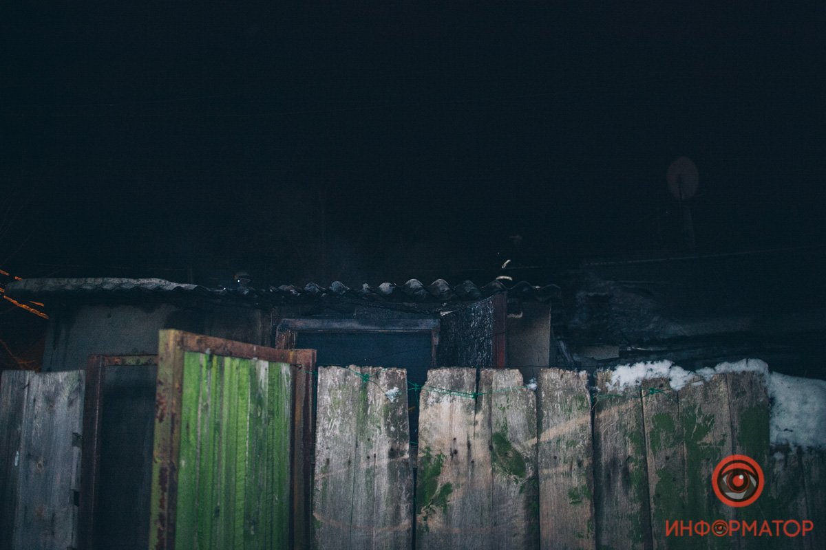 В доме, по словам соседей, живет три семьи В доме, по словам соседей, живет три семьи