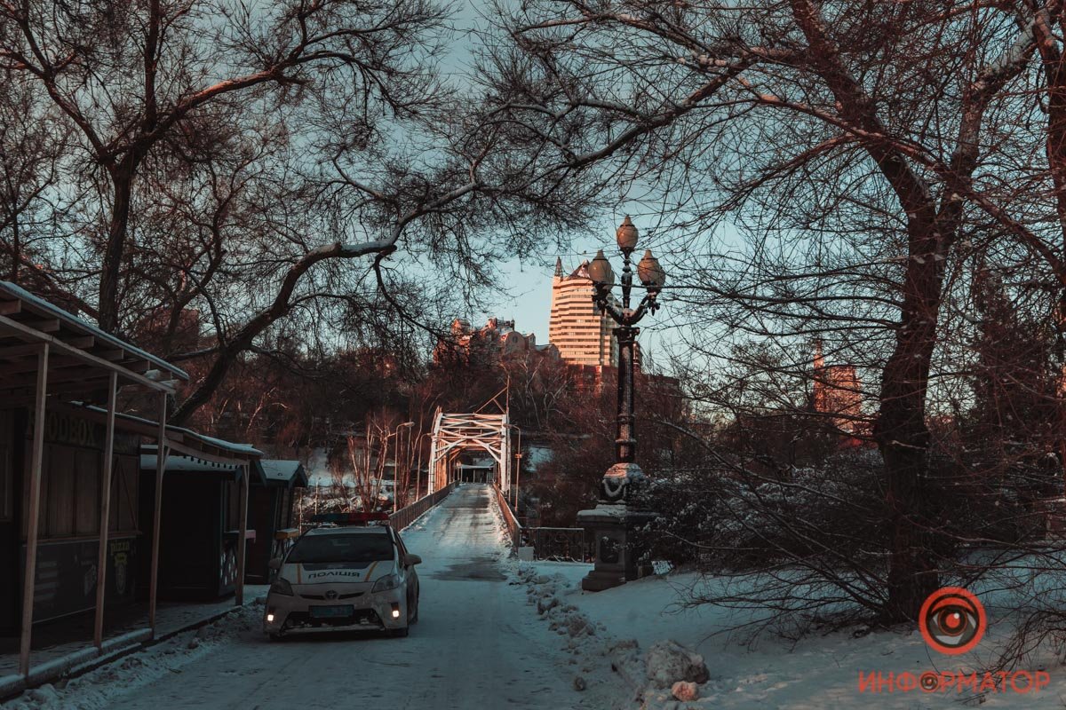 На город попадают первые лучи солнца На город попадают первые лучи солнца