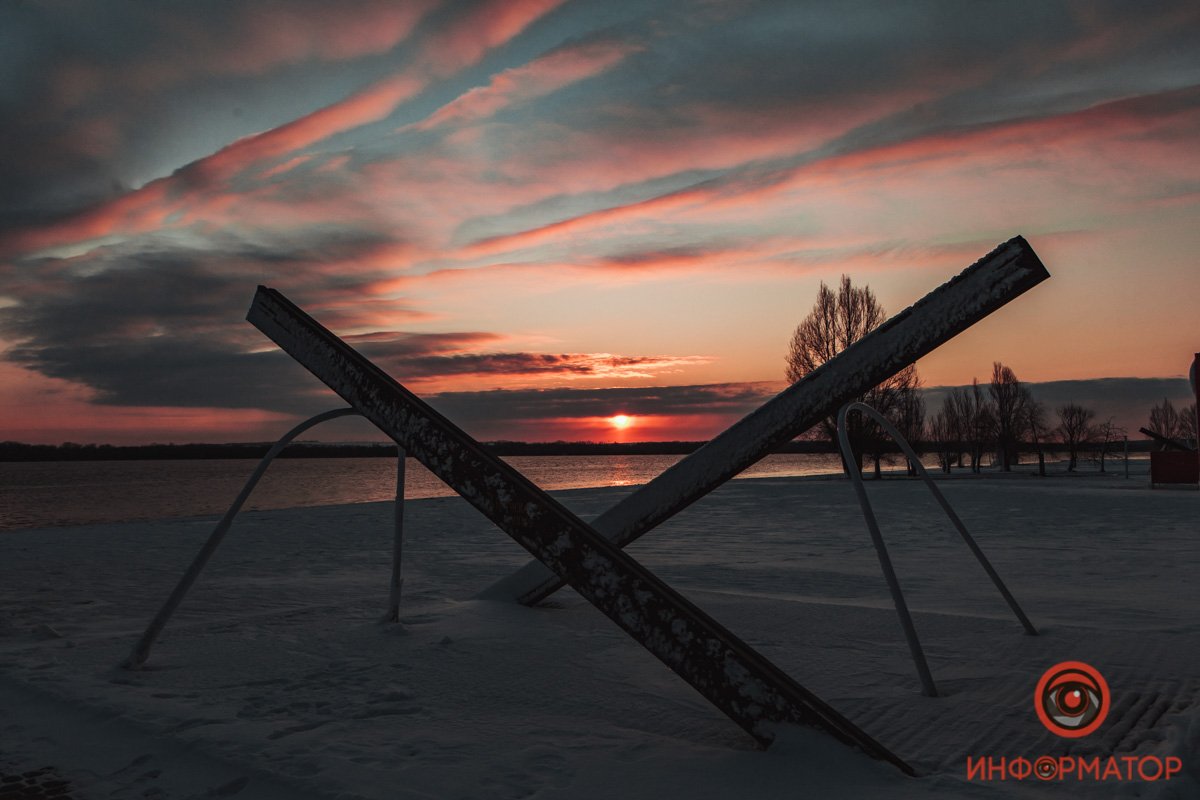 Заброшенные спортивные снаряды на берегу реки Заброшенные спортивные снаряды на берегу реки