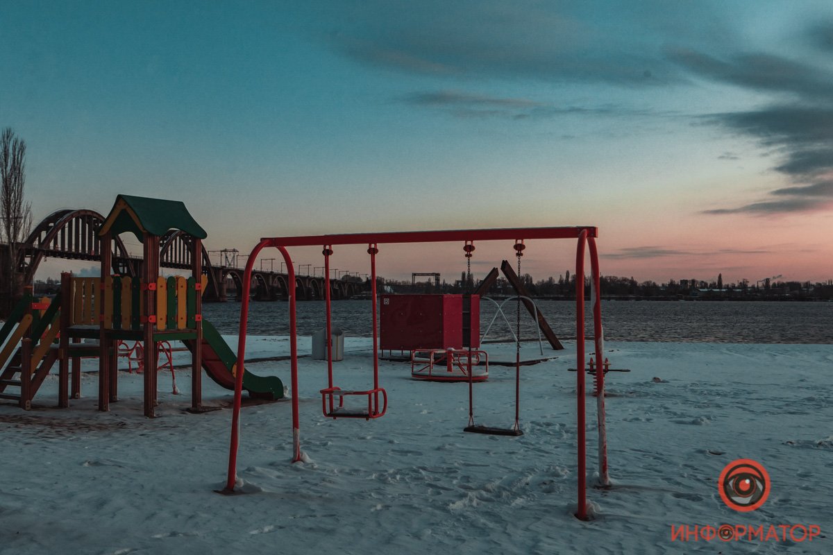 Детская площадка пустует до весны Детская площадка пустует до весны