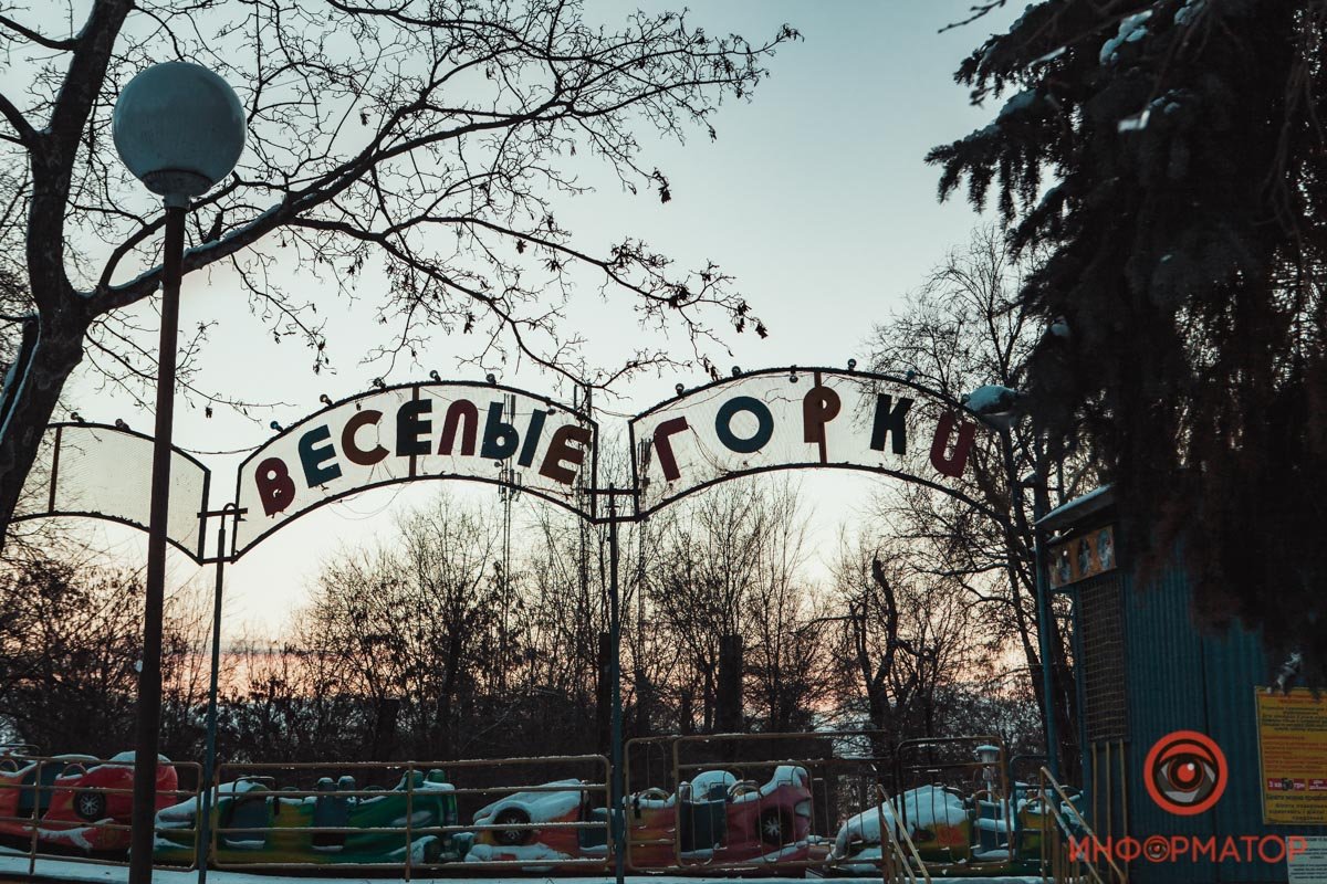 Летний парк аттракционов смутно напоминает о теплых вечерах Летний парк аттракционов смутно напоминает о теплых вечерах