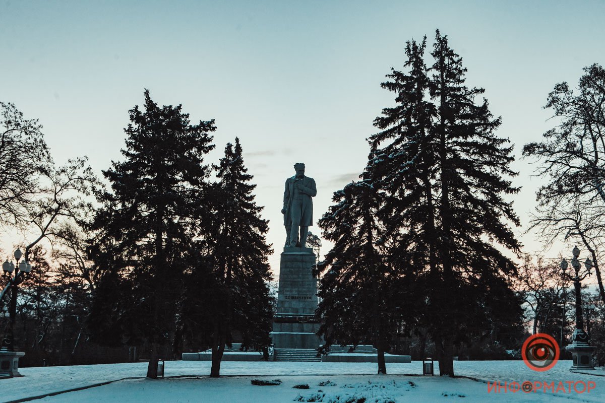 По неизменно грозным взглядом По неизменно грозным взглядом