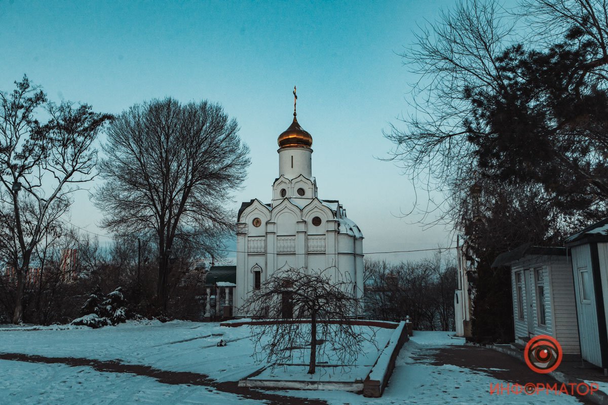 Церковь гармонично вписывается в композицию Церковь гармонично вписывается в композицию