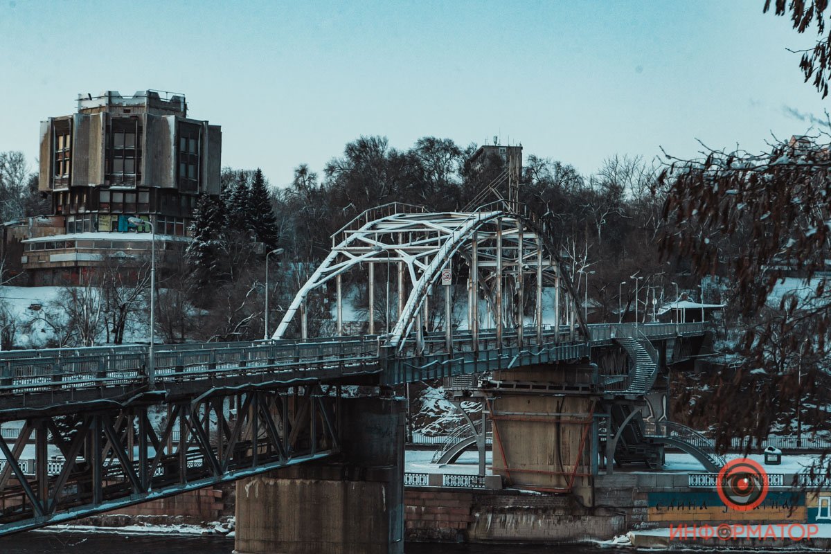 Соединяя с городской суетой Соединяя с городской суетой