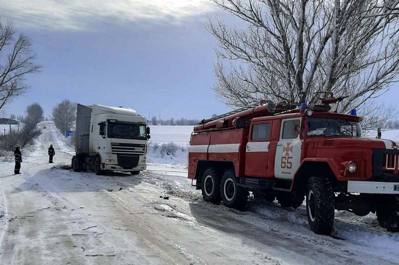 Спасатели помогают водителям  Спасатели помогают водителям