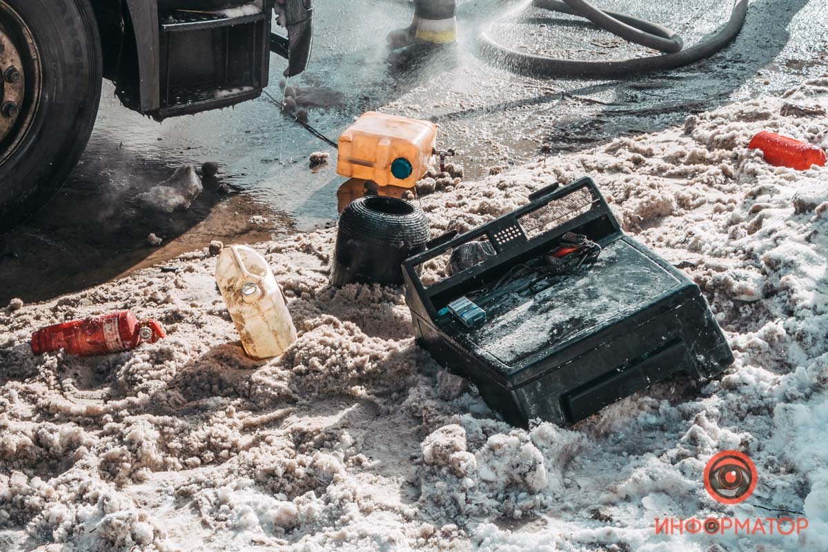 Предварительно, водитель остановился на обочине, как из-под капота пошел дым