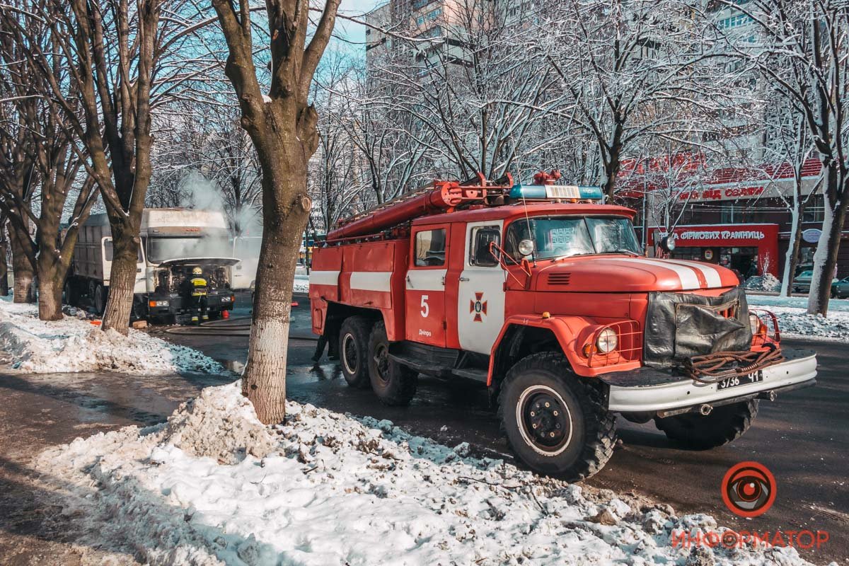 На борьбу с огнем у спасателей ушло около получаса