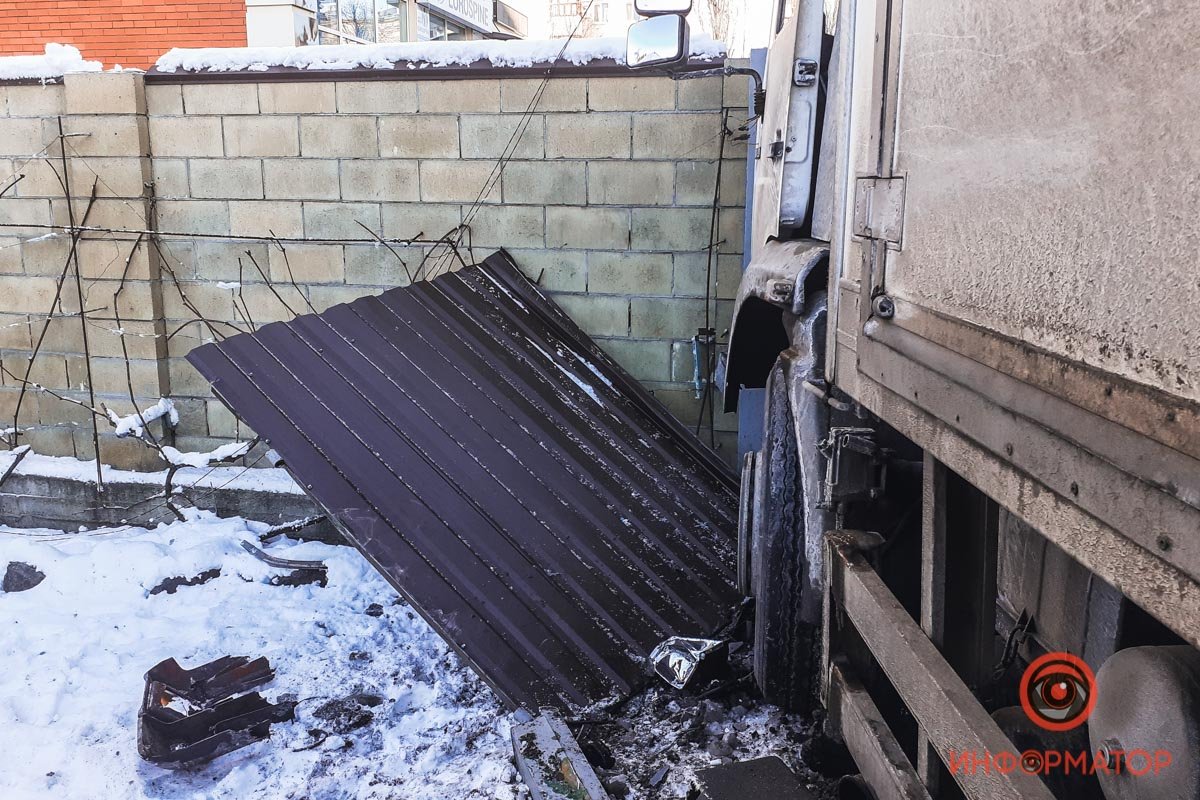 Предварительно, мужчина не справился с управлением и снес забор частного дома