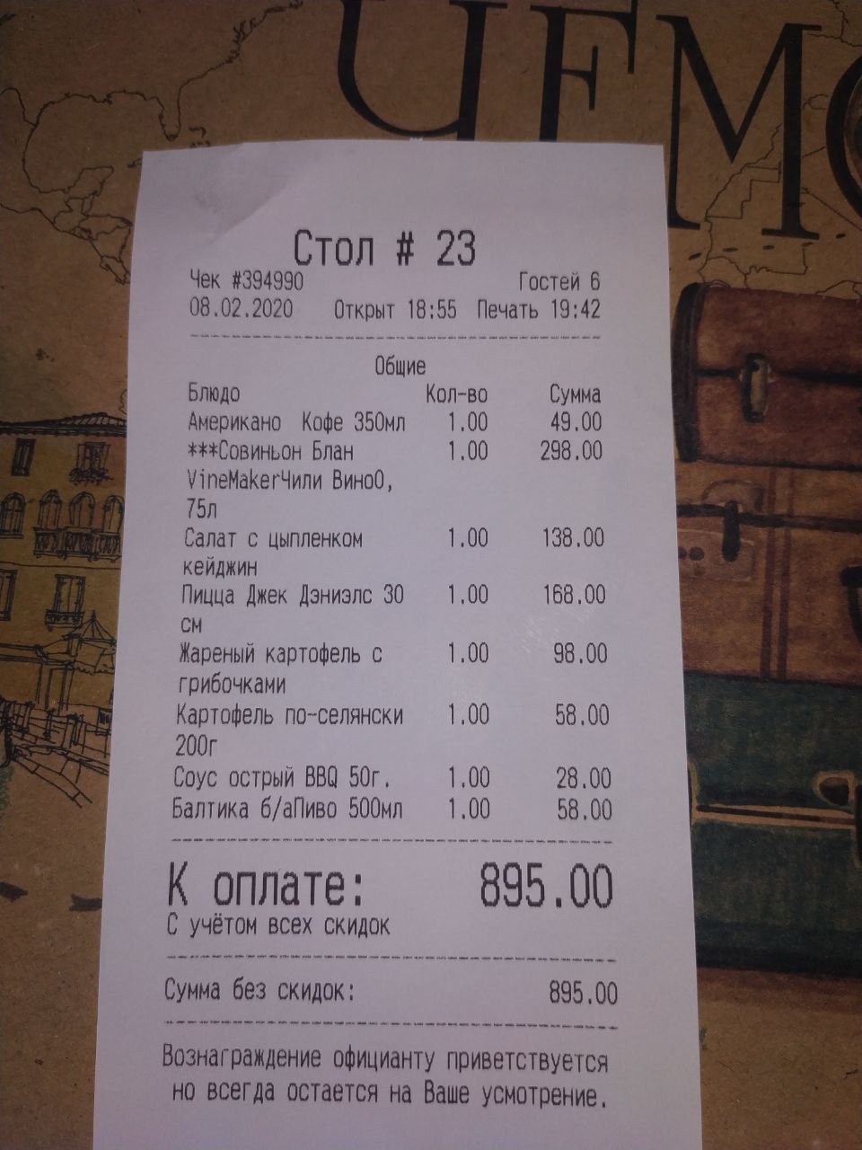 В ресторане "Чемодан" в Днепре подали пиццу с тараканами 1