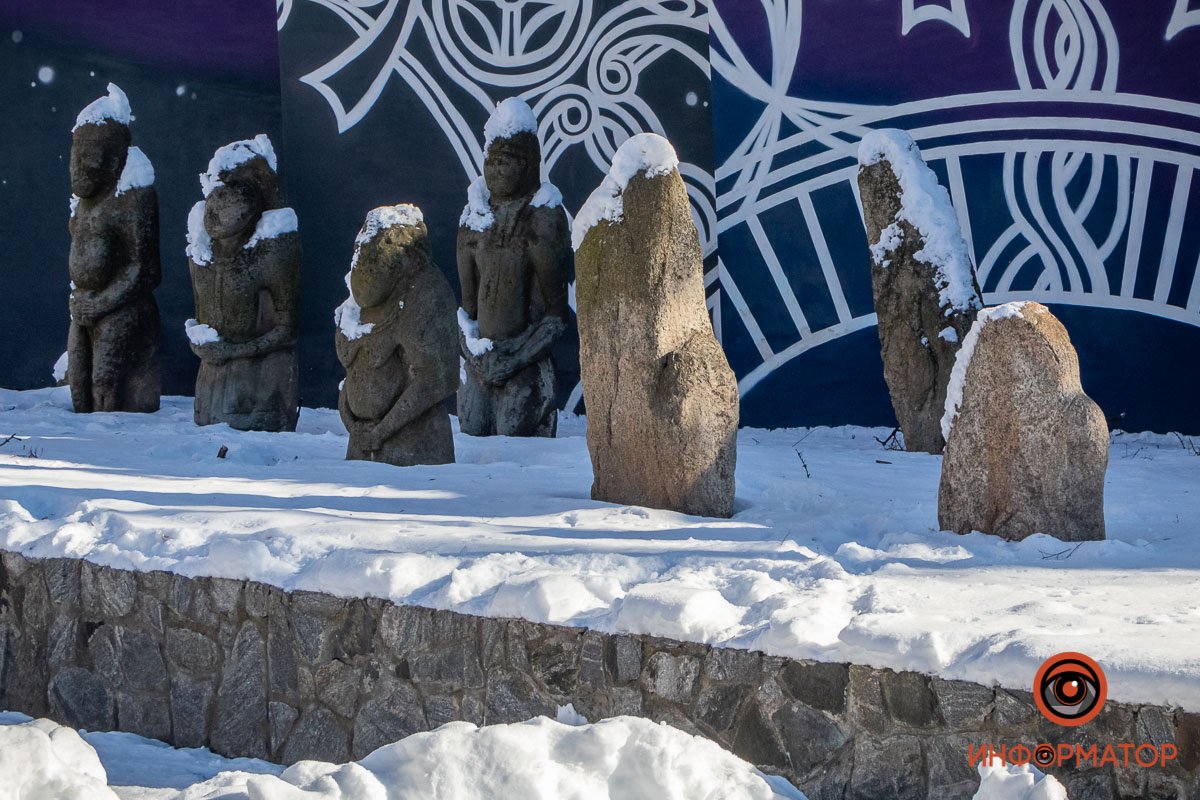 Истуканы расположились у музея Истуканы расположились у музея