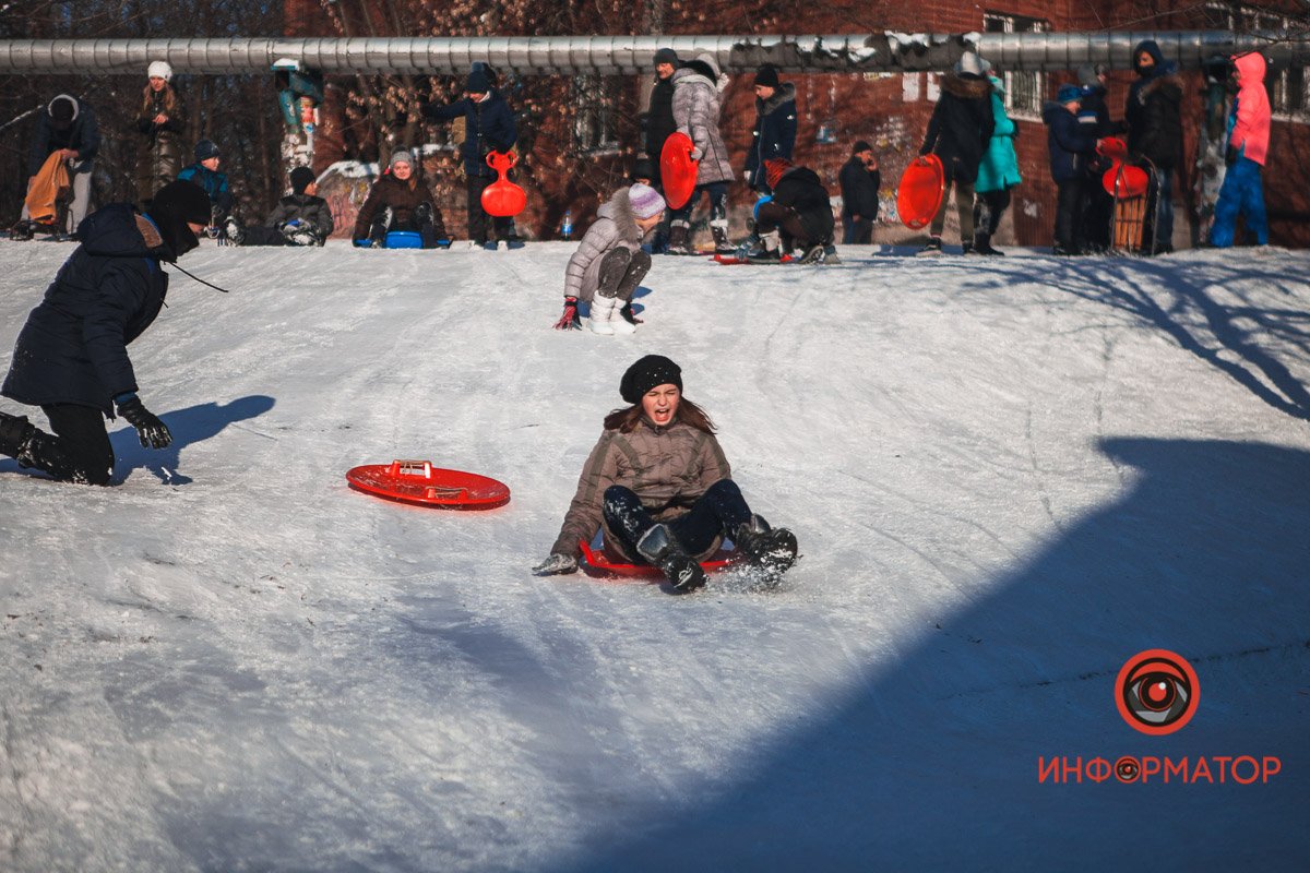 *Поет песенки*