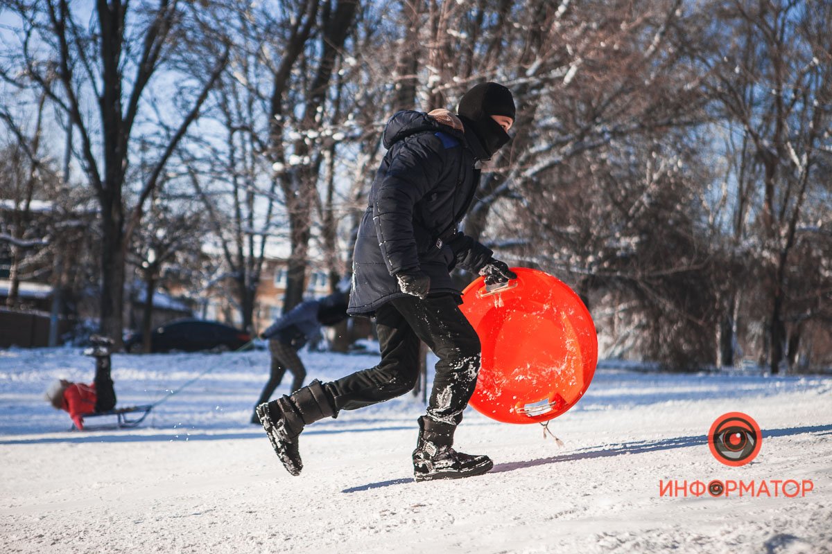 Сани, тазики, лопатки, кусочки линолеума - все подойдет 