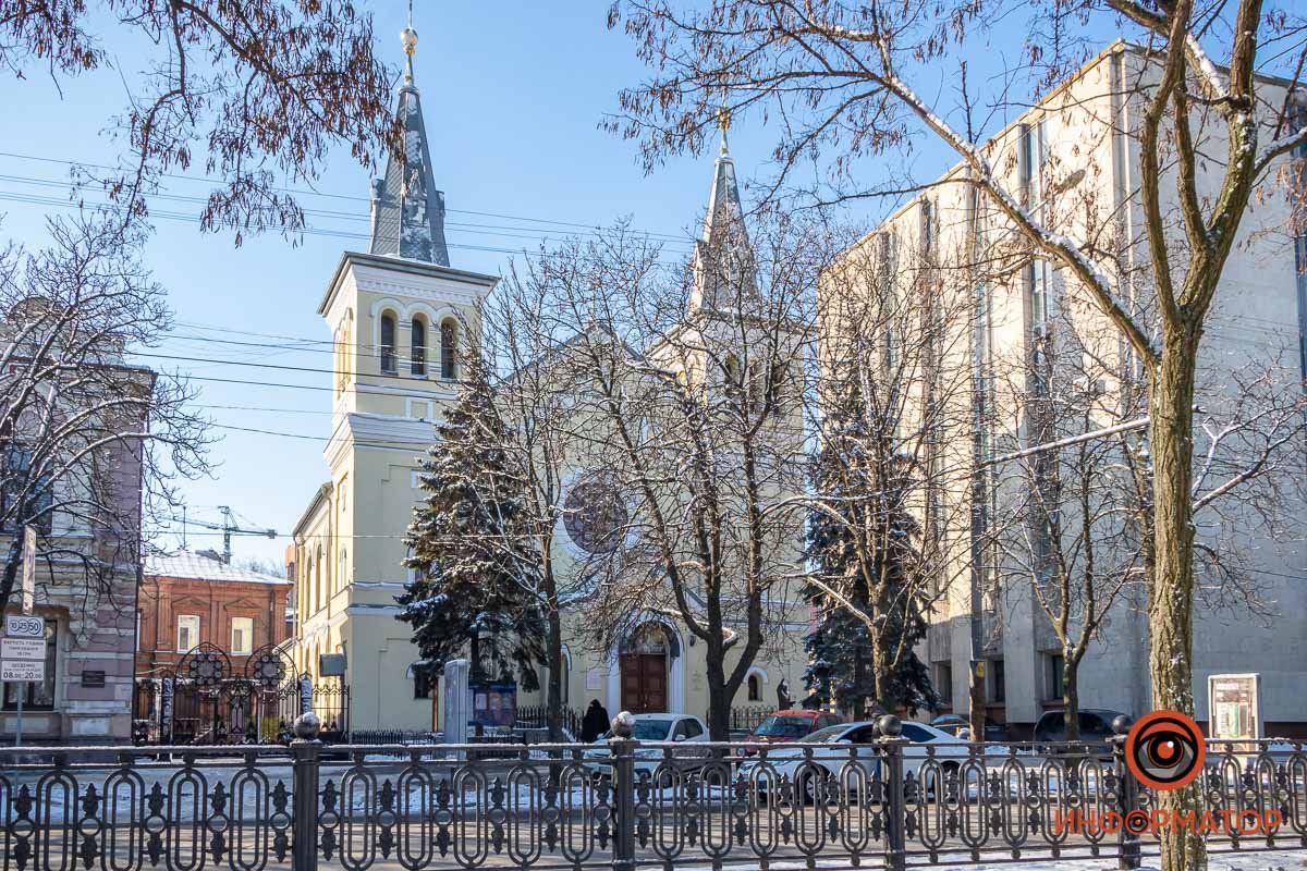 Храм находится на Яворницкого