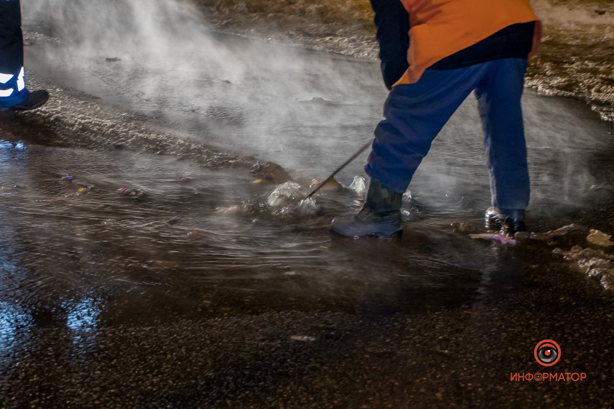 Люк находится посреди дороги