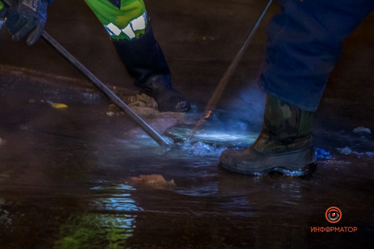 Течь началась в верху улицы и продолжилась вниз