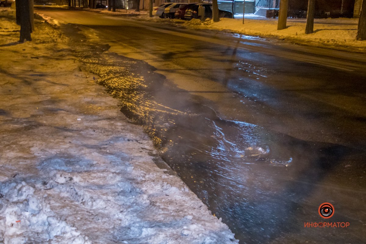 Вода может заледенеть и создать проблемы на дороге