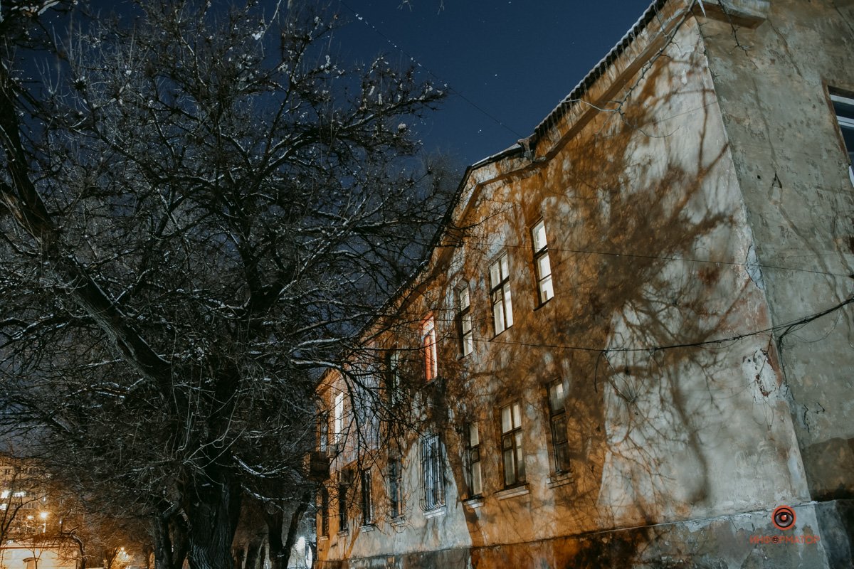 Отбрасывает тень