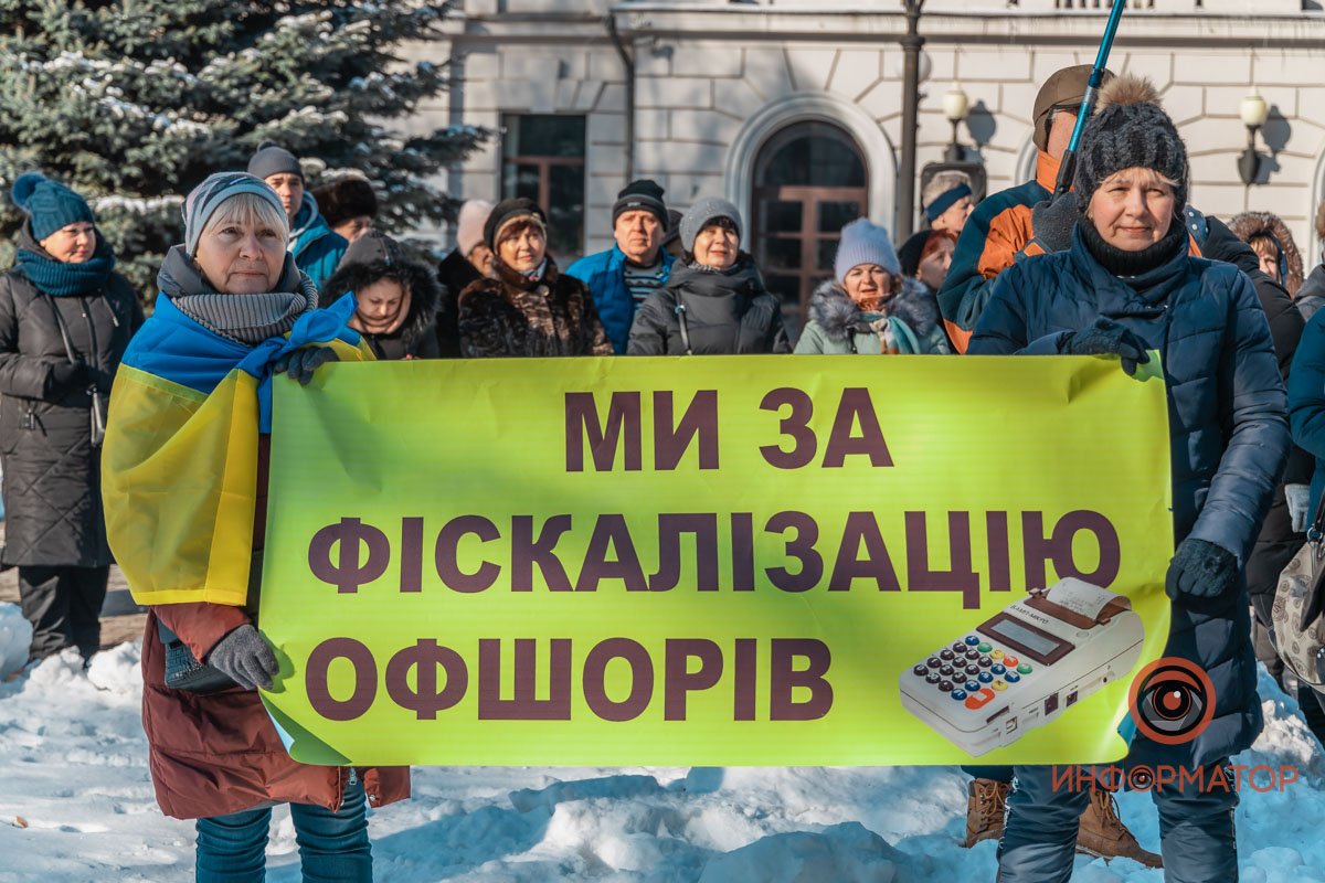 Люди вооружились плакатами и флагами Люди вооружились плакатами и флагами