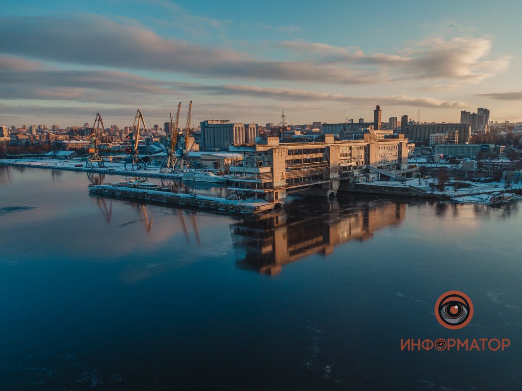 Полной грудью вдохнув золотистую россыпь добра. Полной грудью вдохнув золотистую россыпь добра.