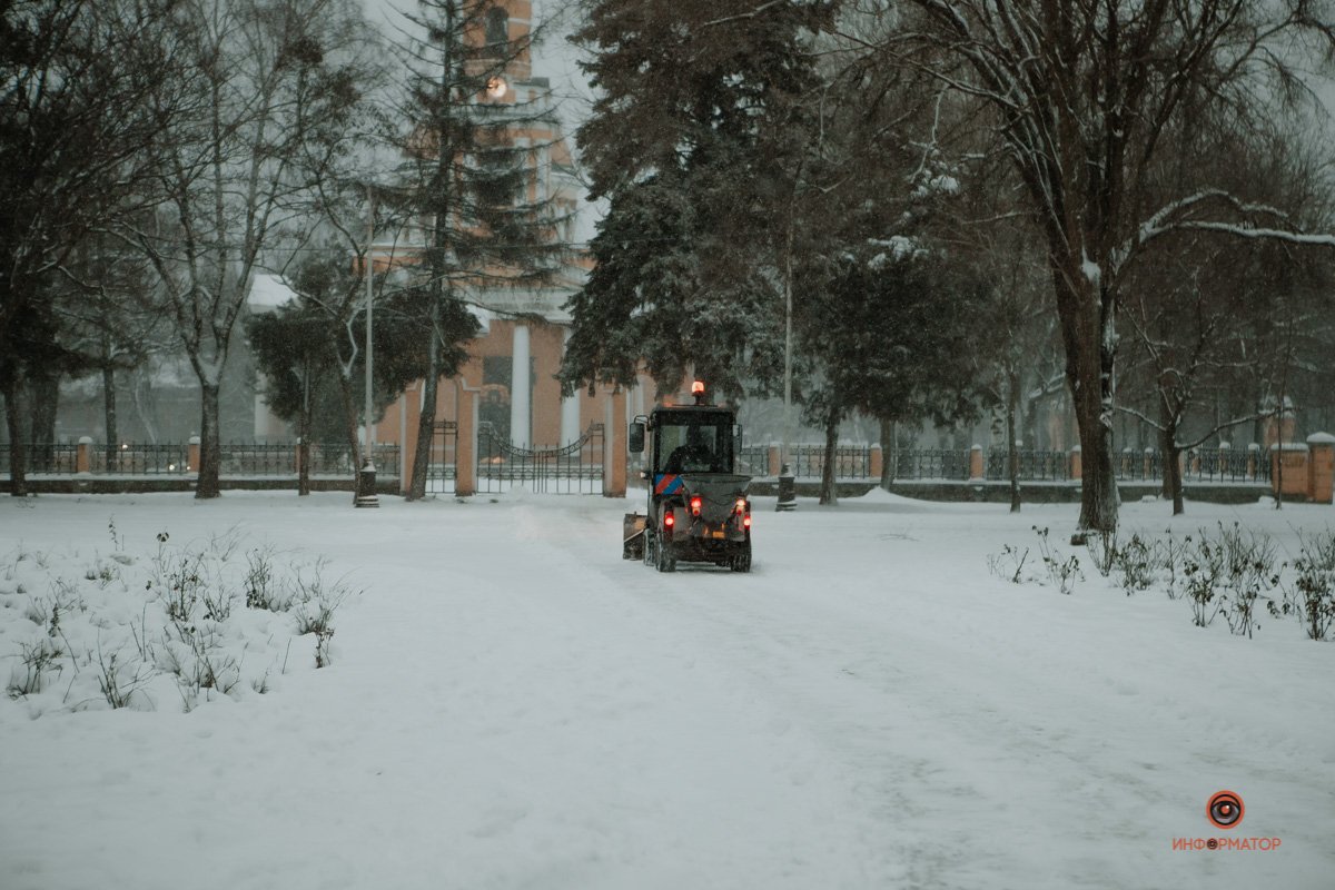 Непонятно, чем посыпают дороги, но эта смесь разъедает что угодно, но не снег Непонятно, чем посыпают дороги, но эта смесь разъедает что угодно, но не снег