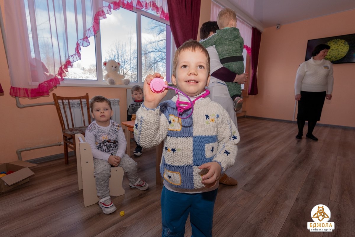 Партия "Бджола" проведала малышей в женской исправительной колонии 3