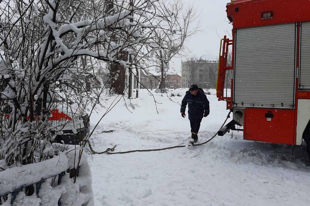 Скорую отбуксировали с помощью троса Скорую отбуксировали с помощью троса