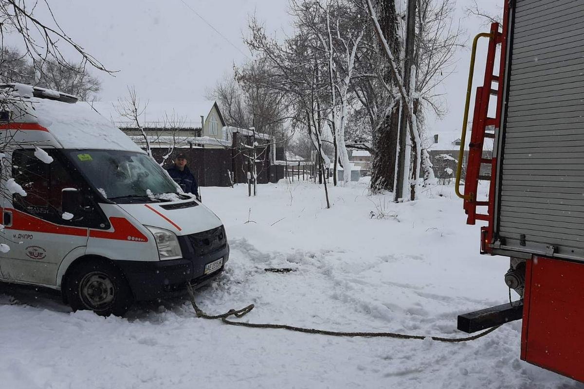 В скорой были три человека В скорой были три человека