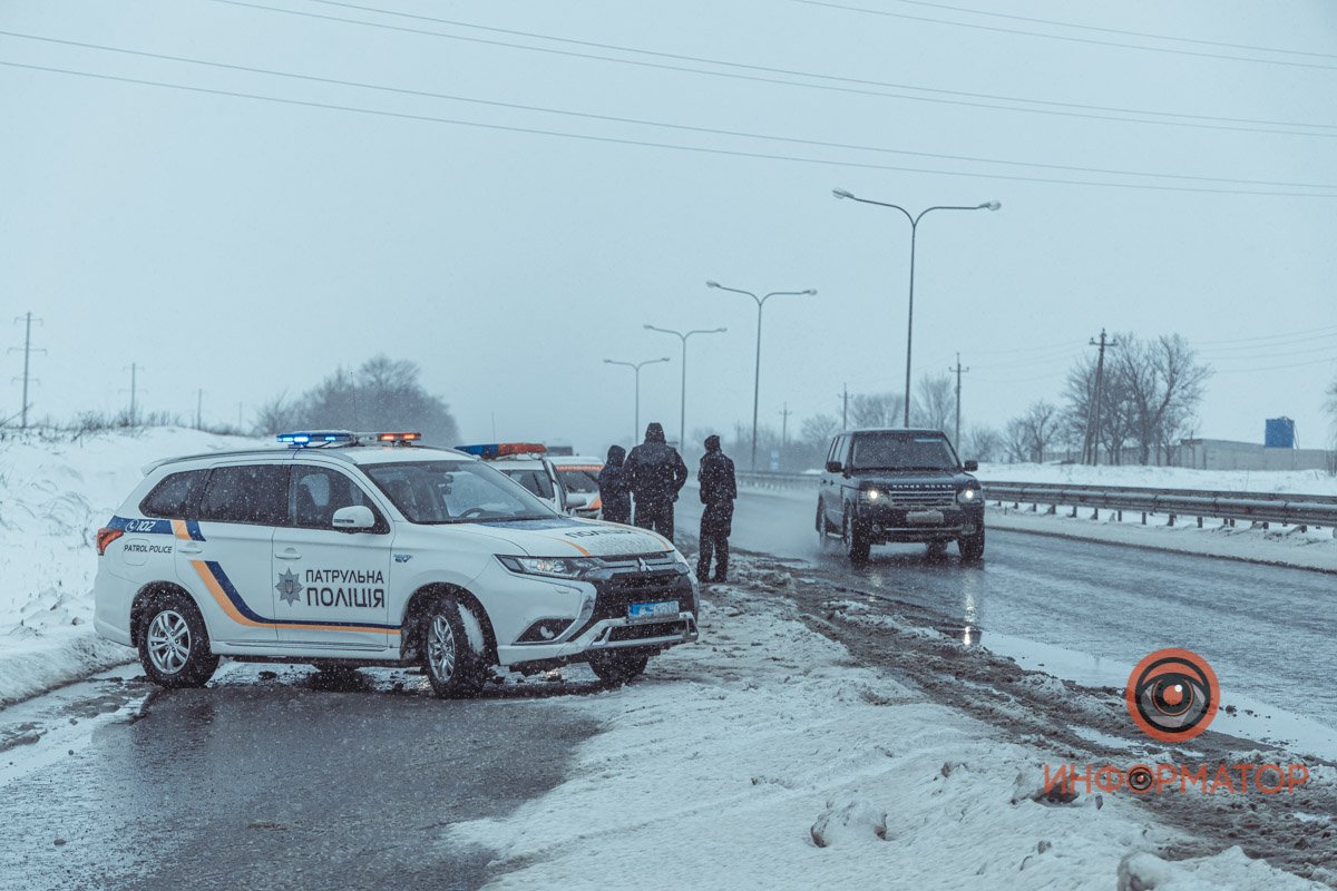 Патрульные перекрыли дорогу