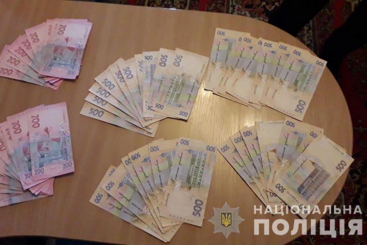 Помимо наркотиков, у подозреваемых нашли 35 тысяч гривен