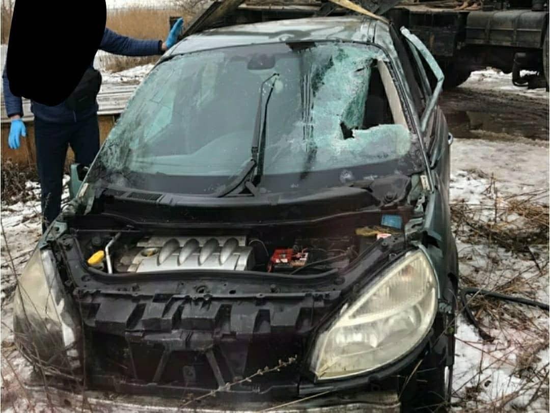 Водитель выехал на металлический мост, но потерял контроль над автомобилем, в результате чего тот упал в воду Водитель выехал на металлический мост, но потерял контроль над автомобилем, в результате чего тот упал в воду