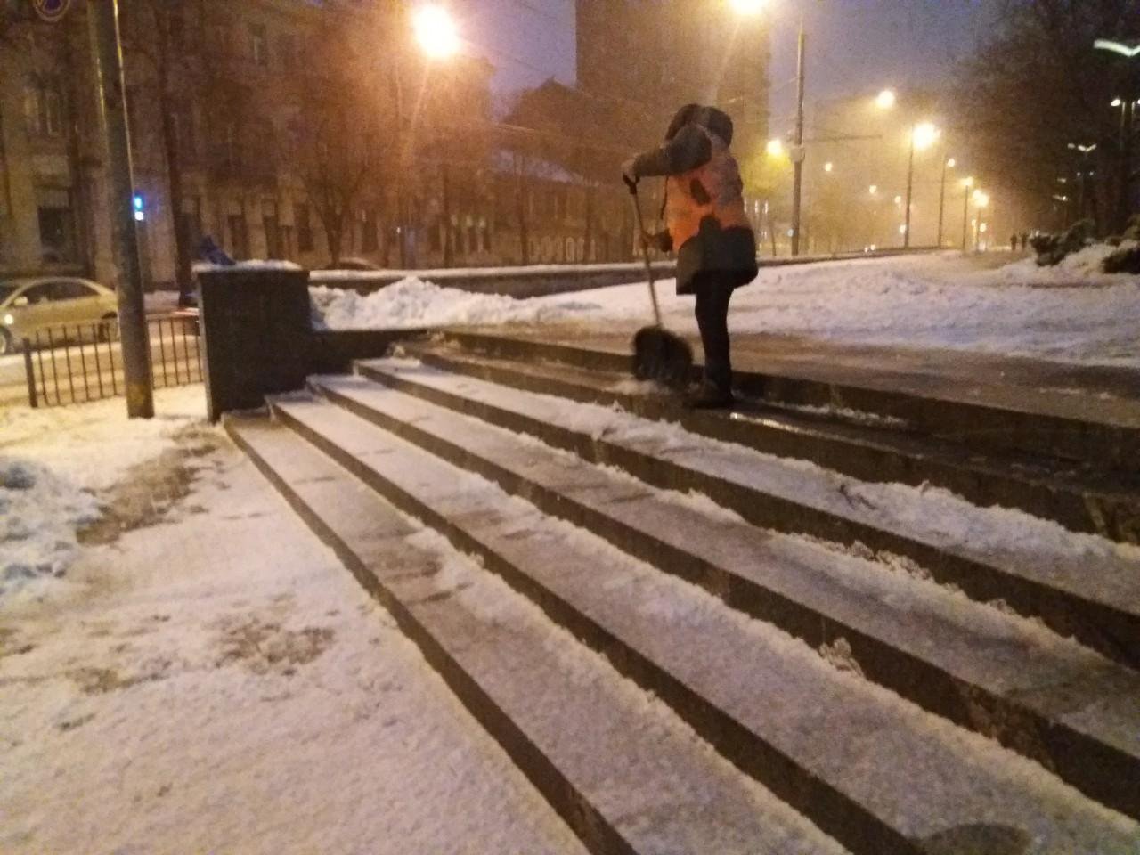 Более 80 единиц спецтехники и более 800 тонн противогололедной смеси: Днепр борется с непогодой 2