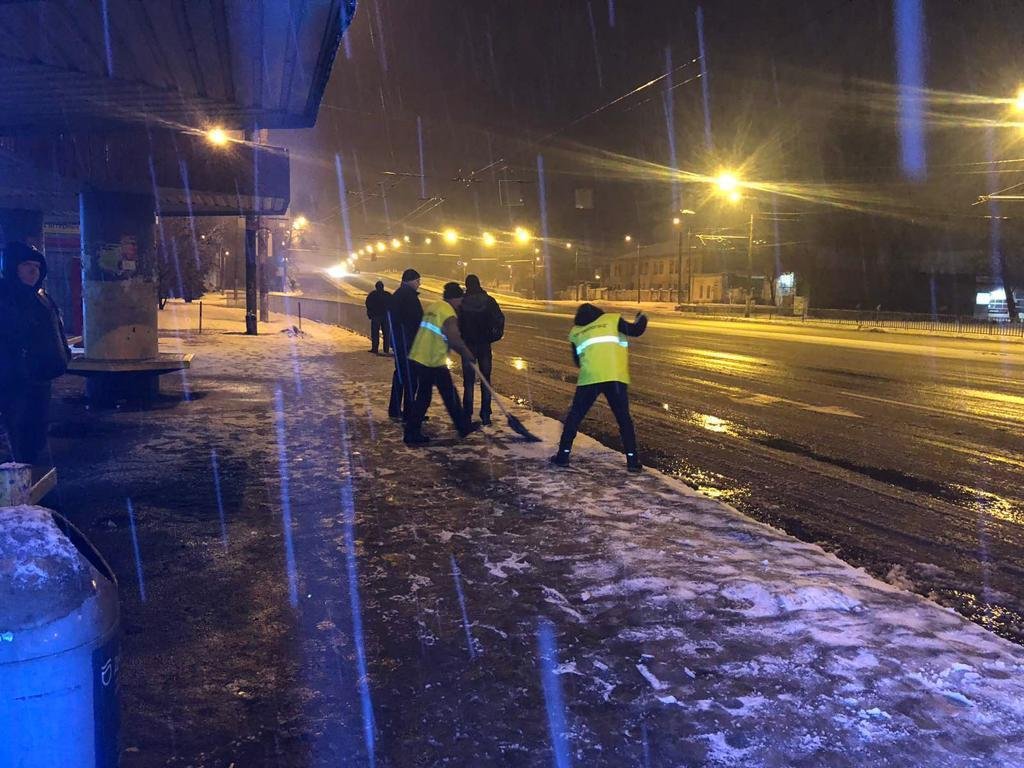Более 80 единиц спецтехники и более 800 тонн противогололедной смеси: Днепр борется с непогодой 3