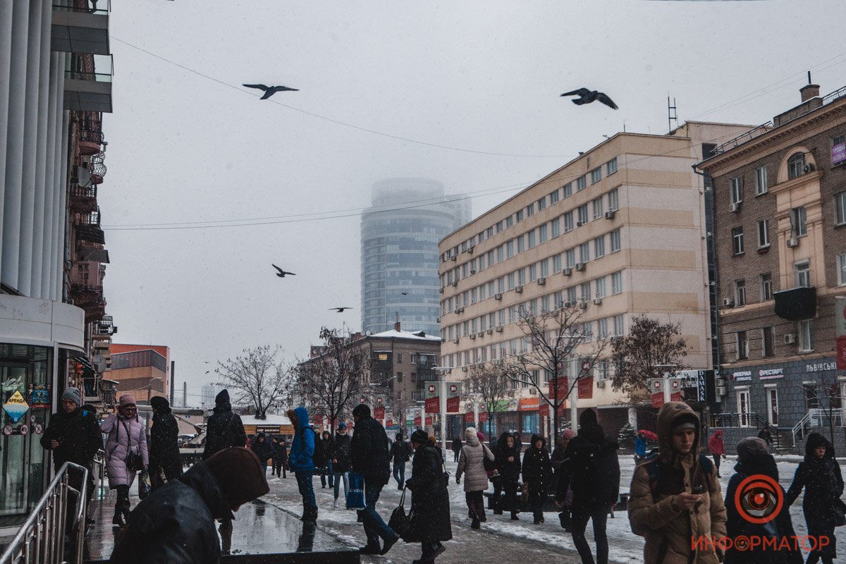 Понадобилась пара часов, чтобы все растаяло и город снова стал серым и скучным Понадобилась пара часов, чтобы все растаяло и город снова стал серым и скучным