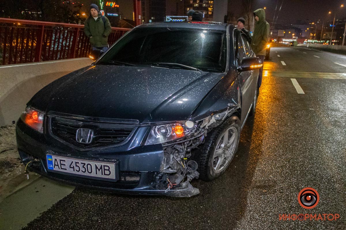 Вторая Honda задела разделительный брус после удара