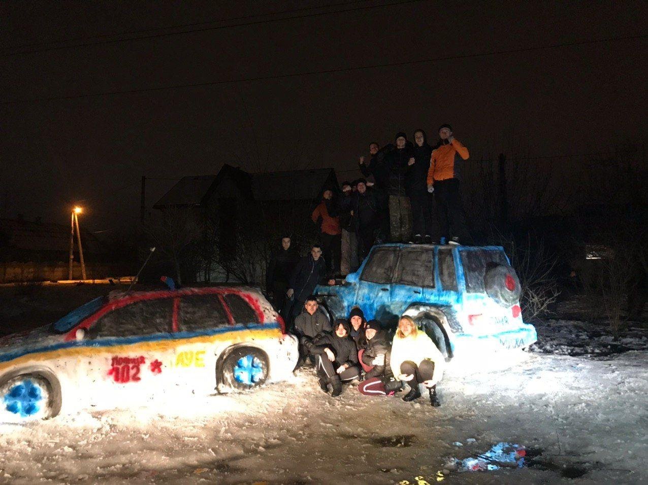 В Днепре рядом со снежной патрульной машиной слепили гелик