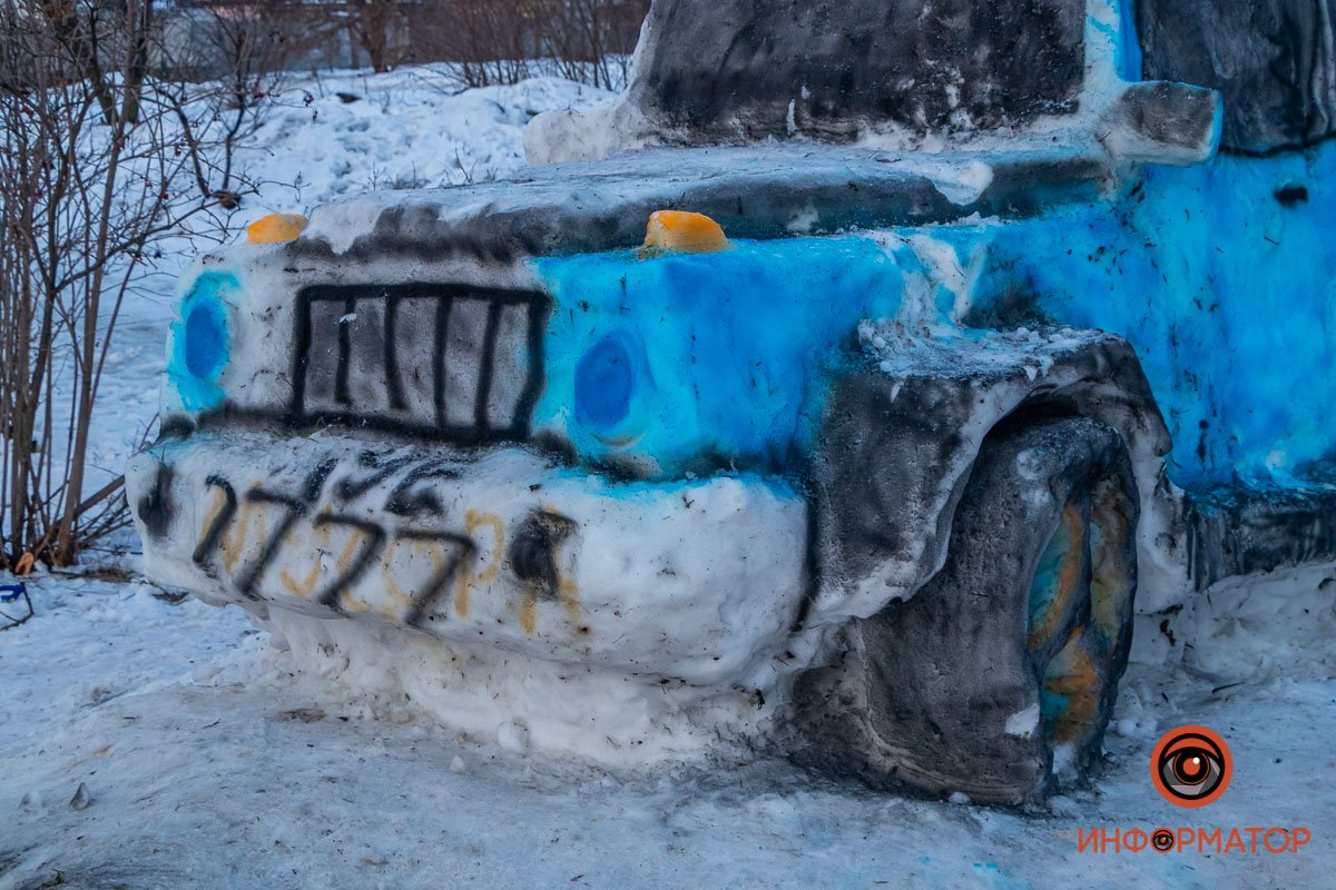 На серьезных номерах