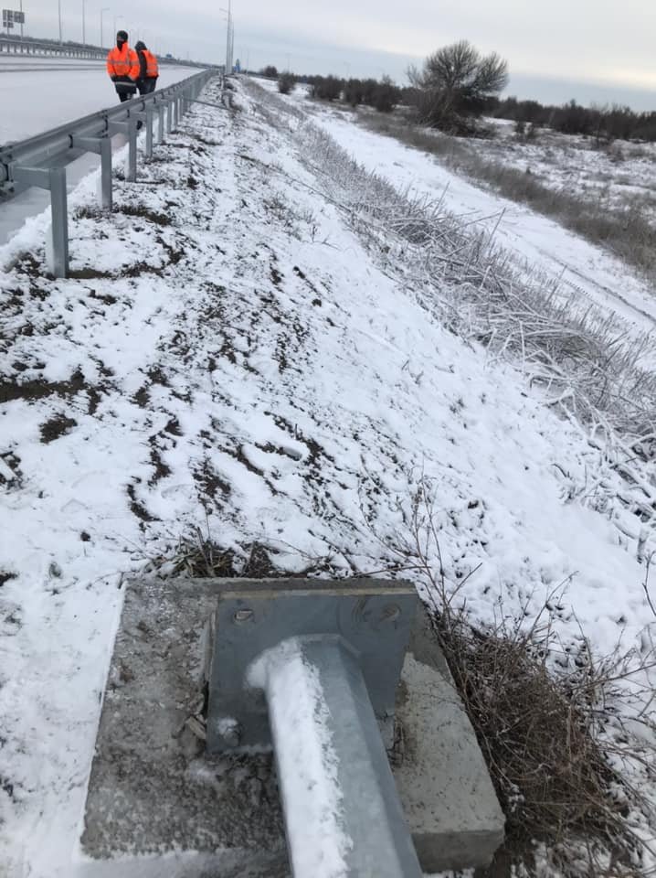 Вандалы украли LED-лампы и повалили опоры на новой трассе Днепр - Решетиловка