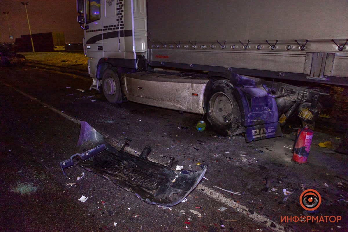 Renault врезался в припаркованную фуру Renault врезался в припаркованную фуру